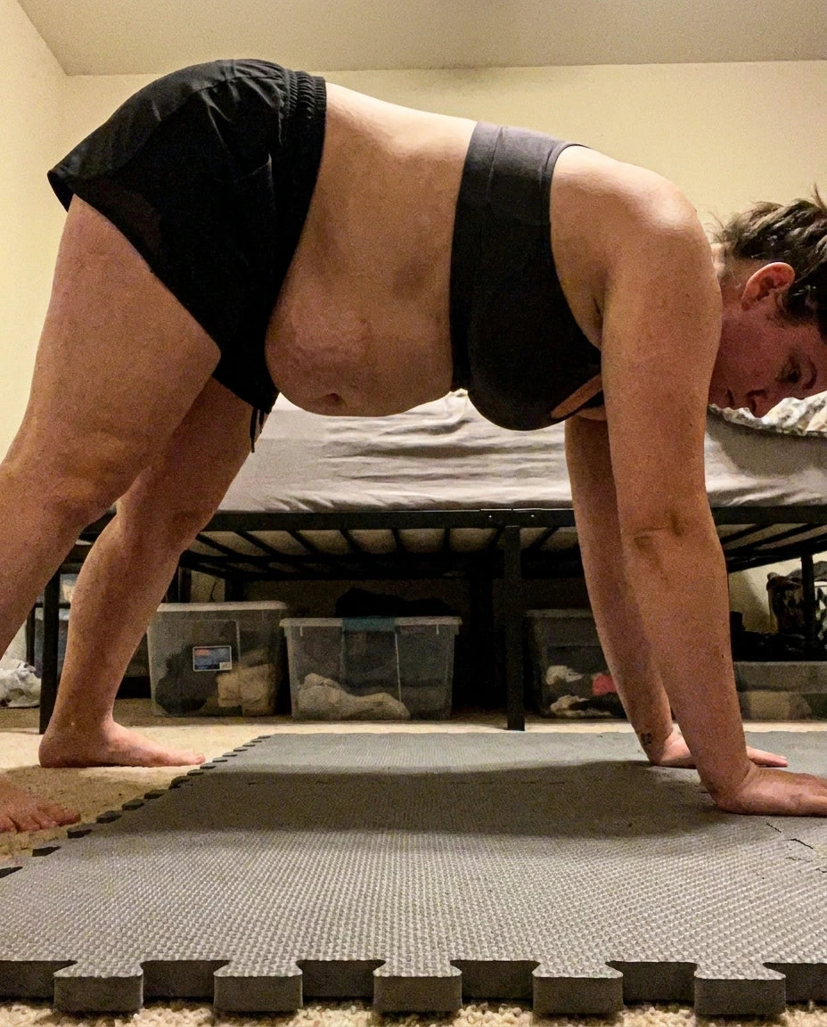 Femme en planche — abdominaux post-partum
